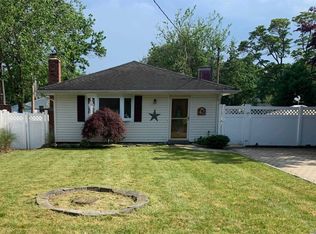 42 Hollywood Ave, Selden, NY 11784