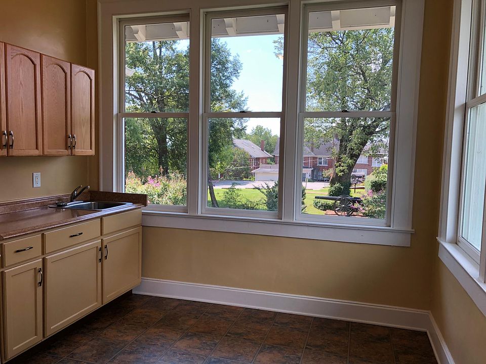 2nd image of 841 Fortwood St #2