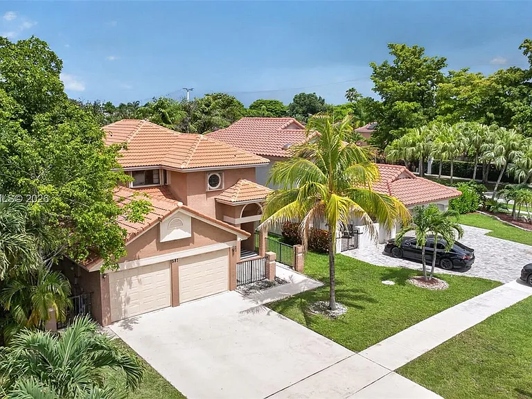 587 NW 38th Ave — Photo 36