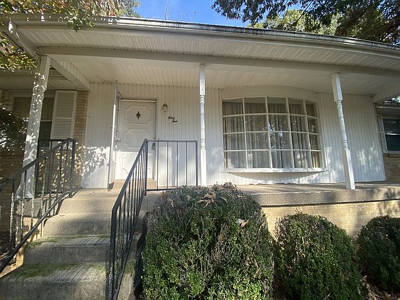 3rd image of 910 Lucy Ln