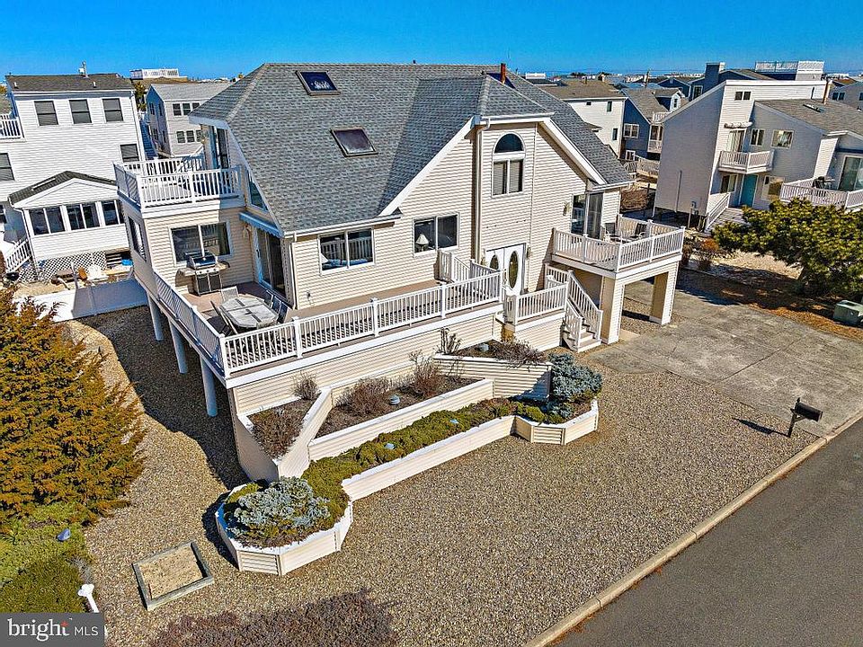 1st image of 103 W Lavenia Ave