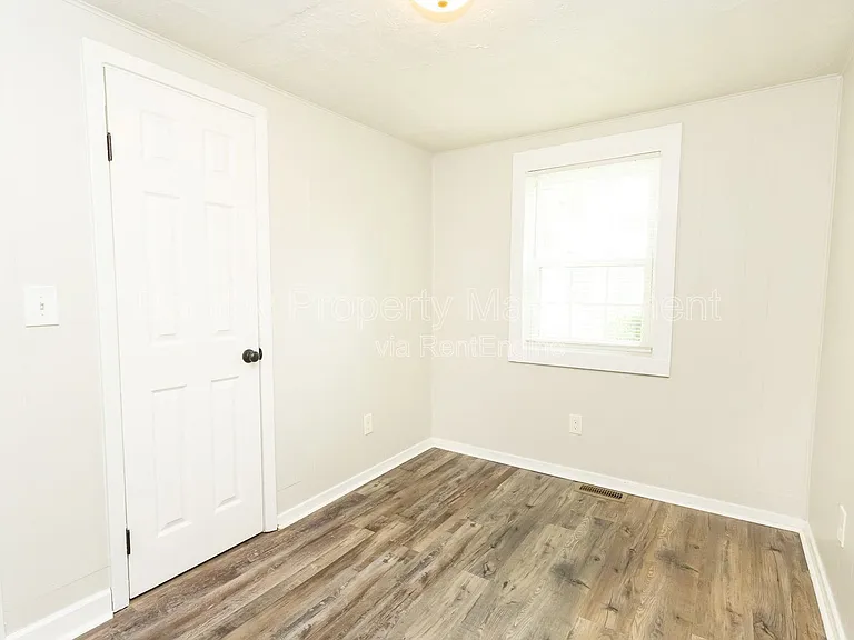 1806 Dixon St — Photo 9
