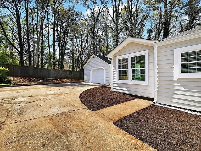 955 Columbia Dr — Photo 4