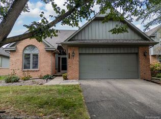 28111 Warwick Dr, Farmington, MI 48331