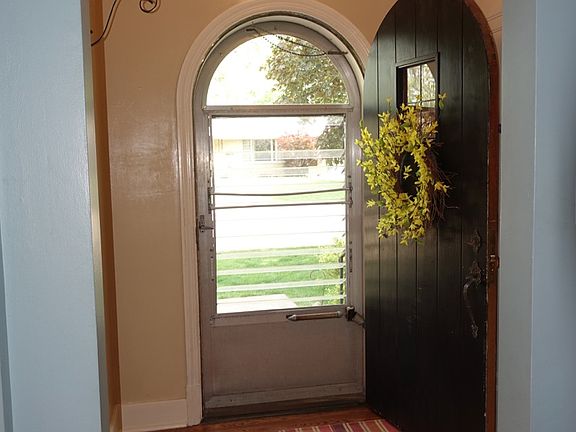 5th image of 910 W Northcrest Ave