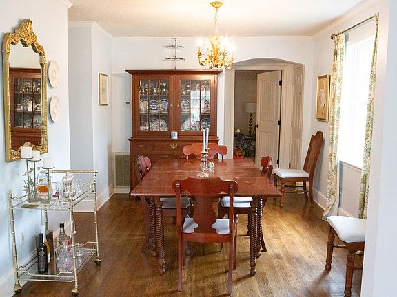 4th image of 218 E Sheppard Street