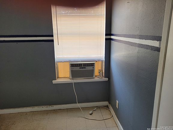 4th image of 988 SW 37TH ST