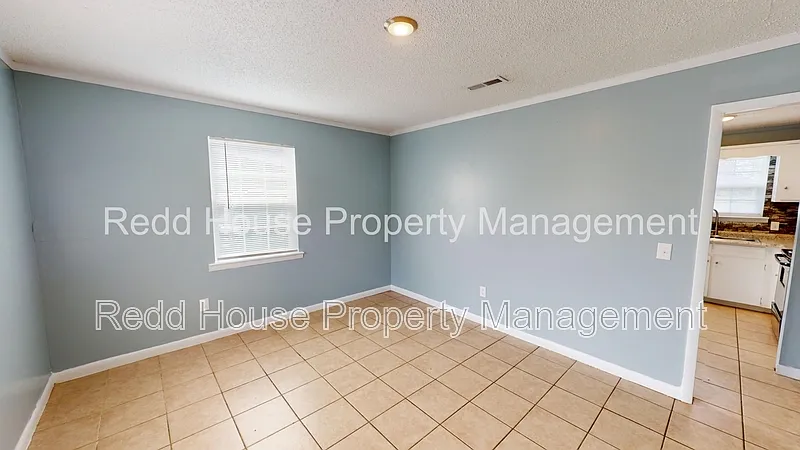 3 bed, 1.0 bath, 1032 sqft, $1,100 — Photo 4