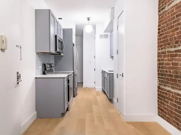 46-32 Vernon Boulevard image 3 of 6