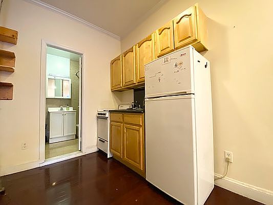 5th image of 223 E 28th St #2K