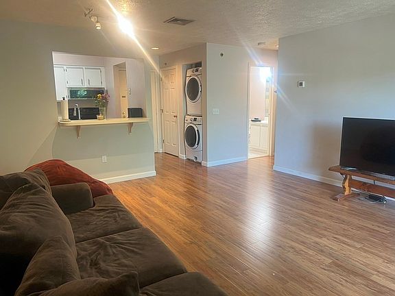 5th image of 58 Steeplechase Ct