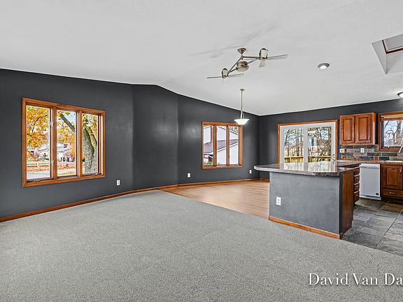 4th image of 2327 Oak Hollow Dr