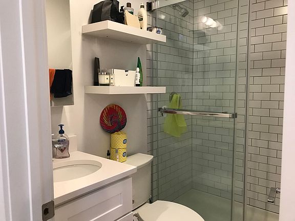4th image of 851 W Montrose Ave #113