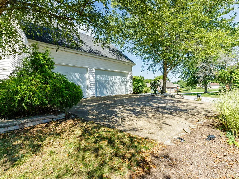 120 Roehampton Ln — Photo 82
