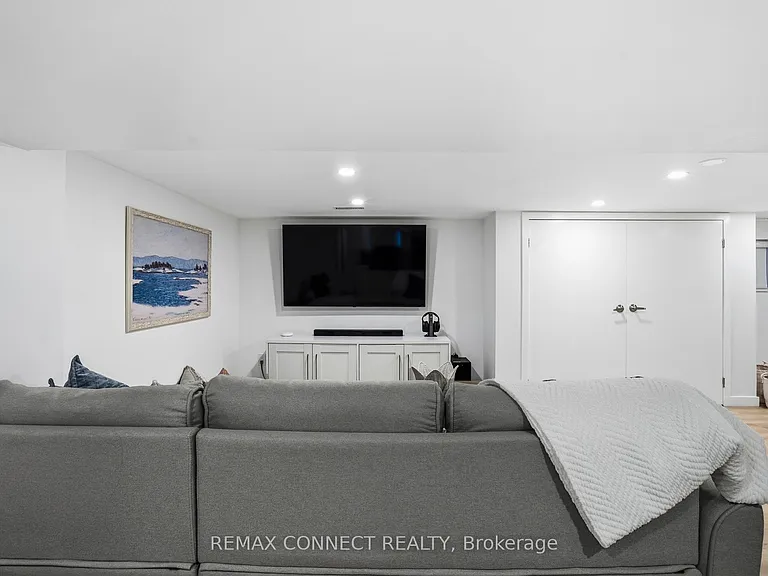 60 Woodbury Rd — Photo 29