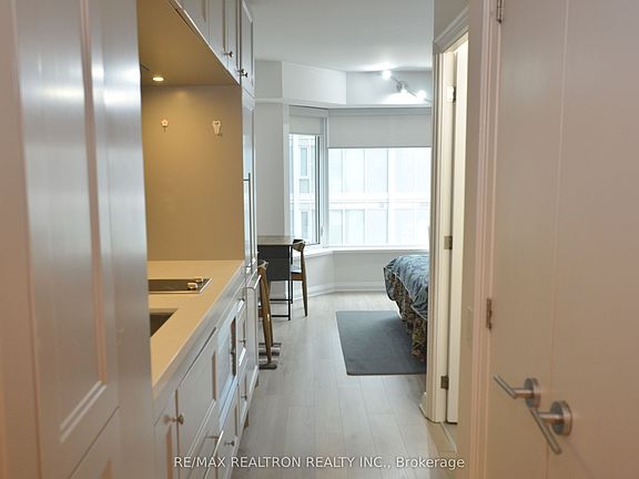 5th image of 155 Yorkville Ave #713