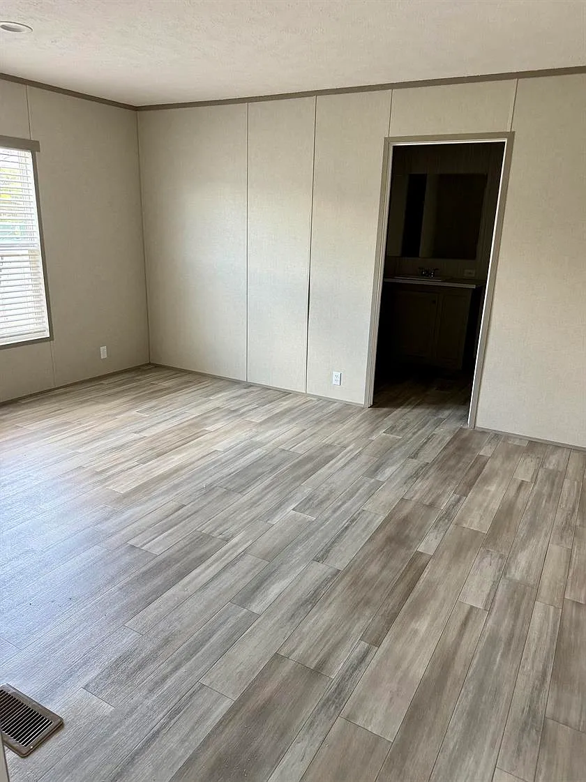 3 bed, $999 — Photo 4
