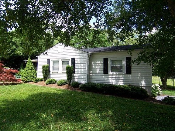 2nd image of 820 Oakwood St