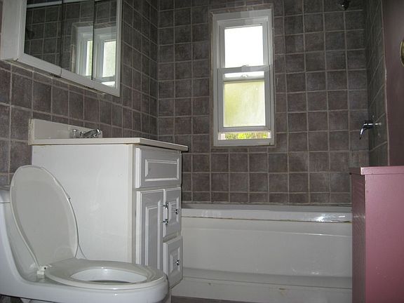 3rd image of 319 E Pine St