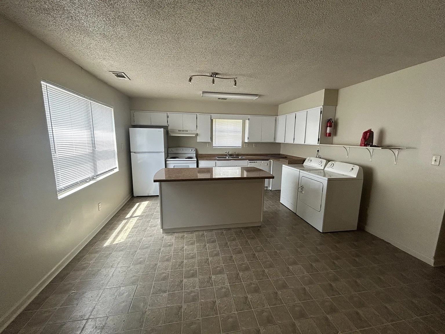 2 bed, 1000 sqft, $950 — Photo 3