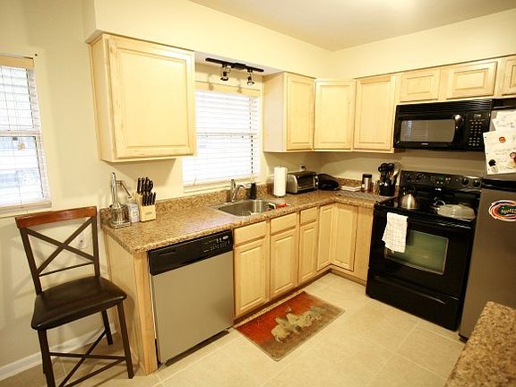 2nd image of 1615 NE 16th Pl