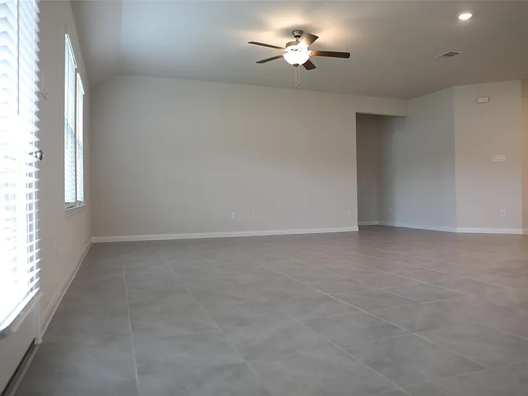 523 Ellwood Ter — Photo 3