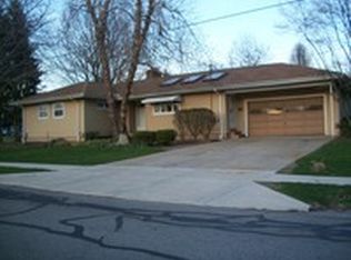 553 Lakeview Dr, Cortland, OH