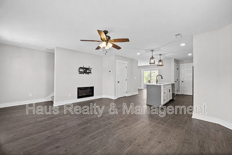 3 bed, 2.5 bath, 1300 sqft, $1,850 — Photo 3