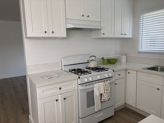 5th image of 7100 Woodman Ave #8