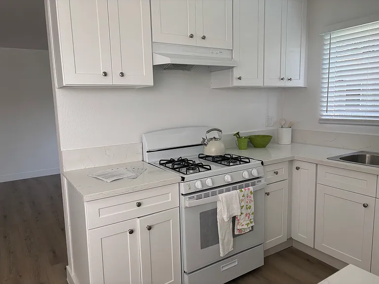 7100 Woodman Ave #8 — Photo 4