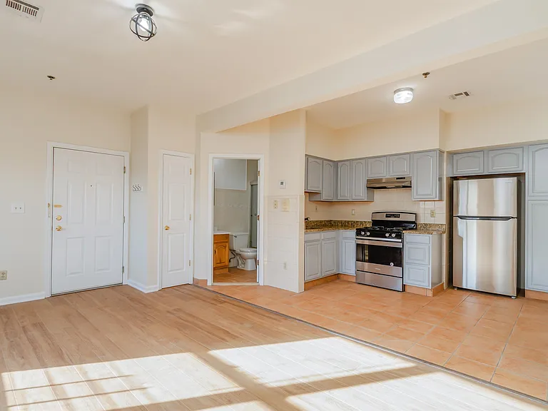 15 Isabella Ave #2R — Photo 4