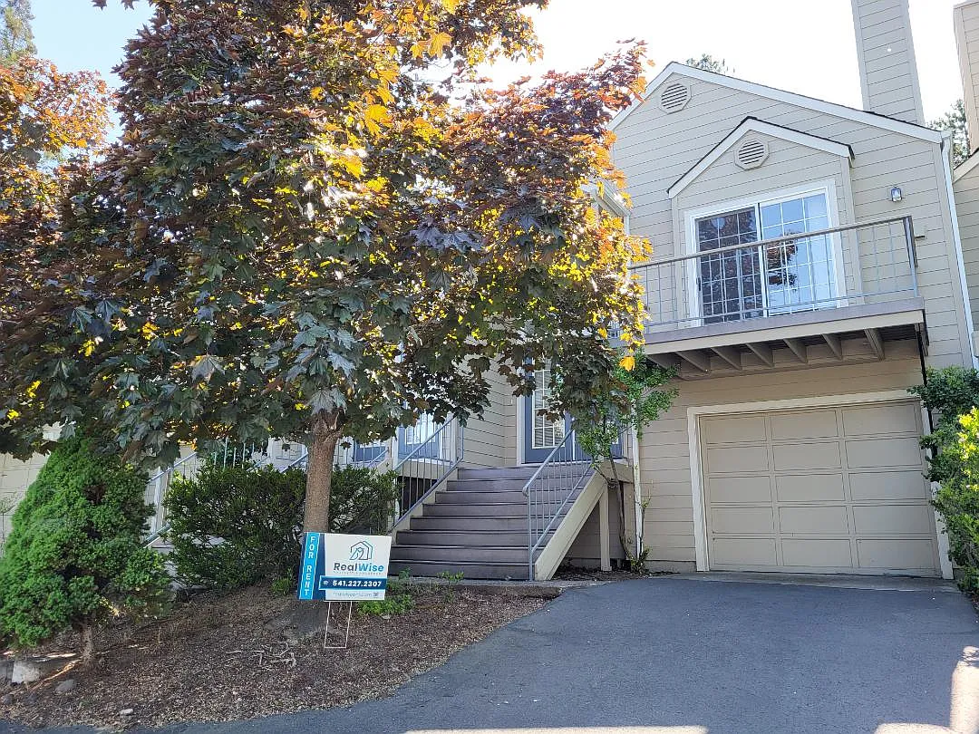 378 Glenn St photo 1