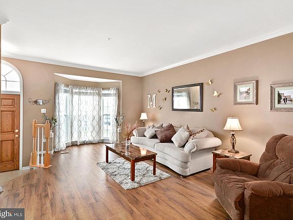 3rd image of 10 Wash House Cir