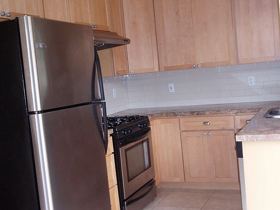 3rd image of 636 1/2 Brent Ave