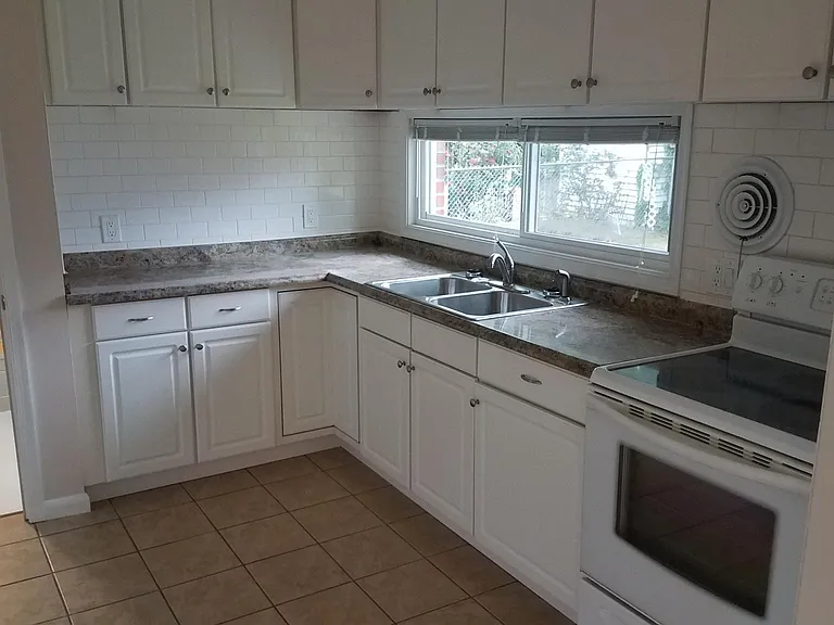 1716 Skyline Dr — Photo 3