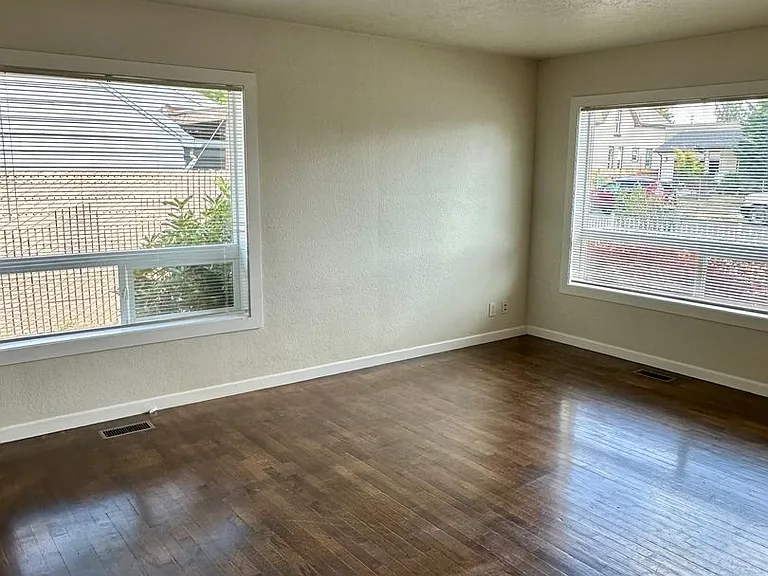 1615 1st Ave SE — Photo 5