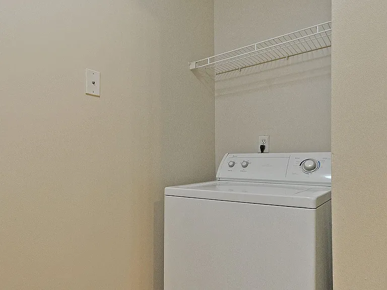 Pendleton Park Apartments — Photo 36
