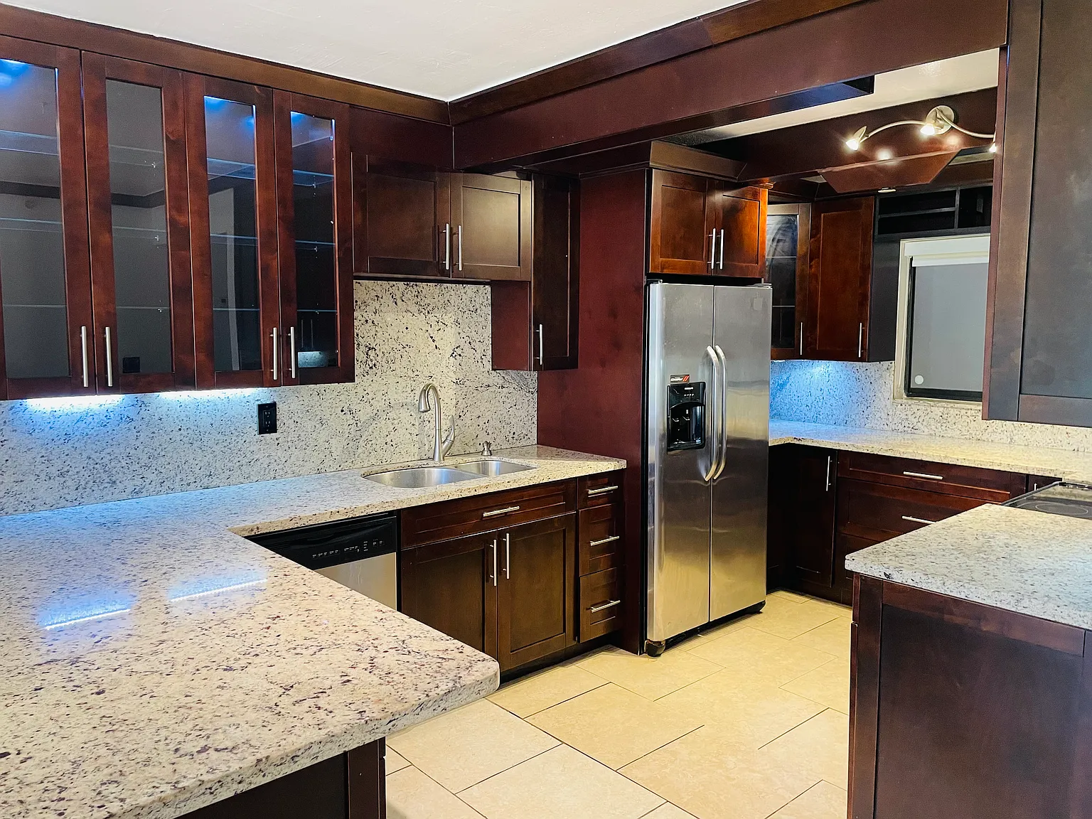 1 bed, 1.5 bath, 705 sqft, $1,900 — Photo 3
