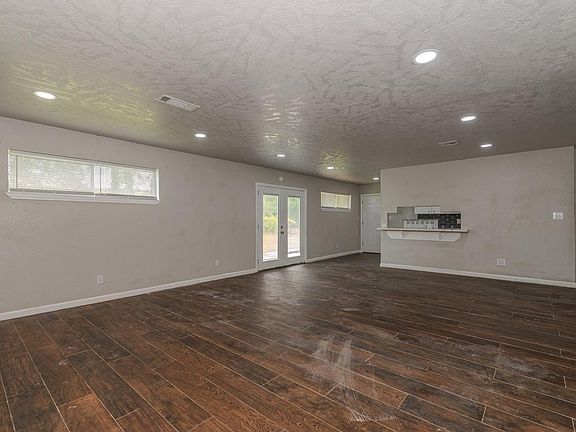 5th image of 121 Glynn St