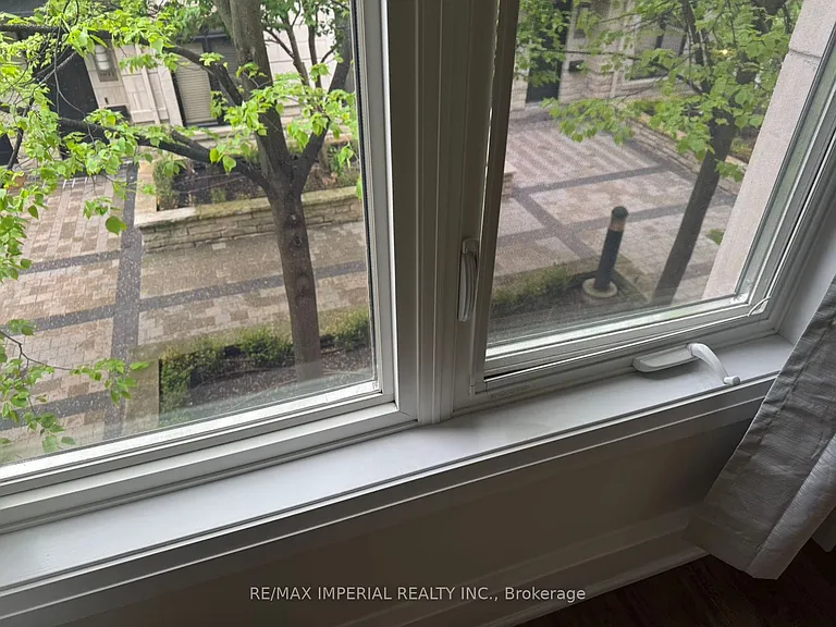 5 Oakburn Cres #Townhouse 8 — Photo 6