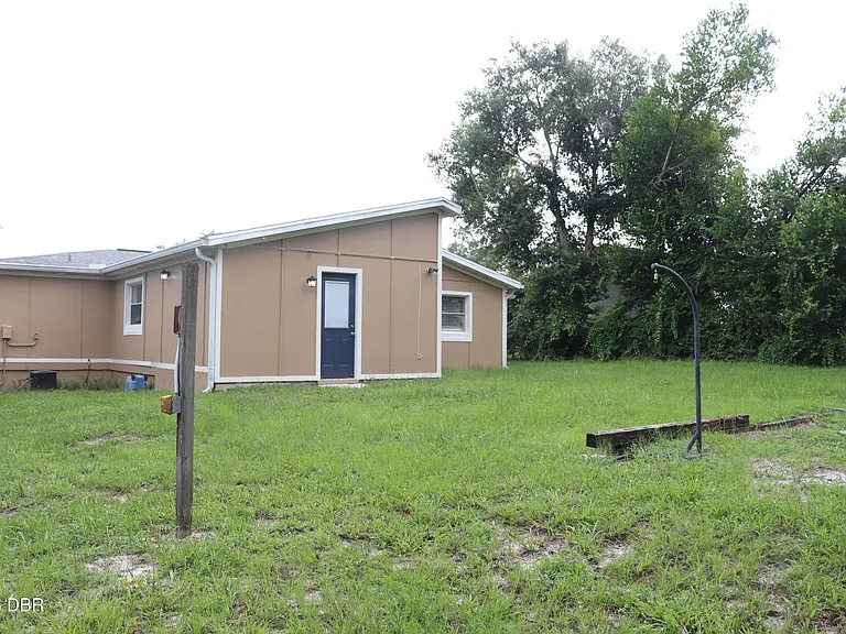 228 E Holly Dr — Photo 9