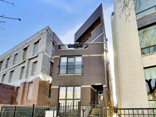 2241 W Roscoe St #3, Chicago, IL 60618