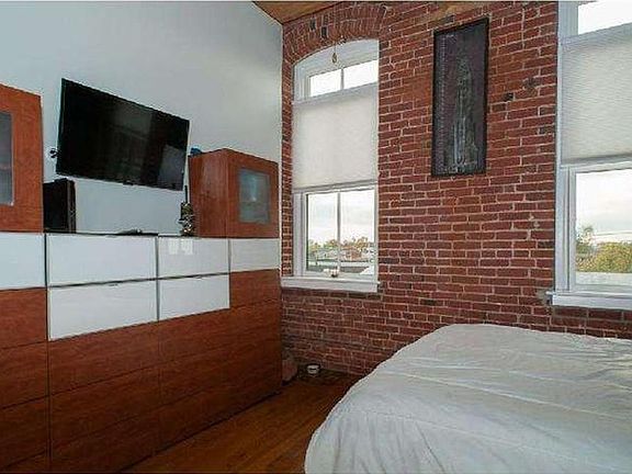 4th image of 2551 Trenton Ave #302