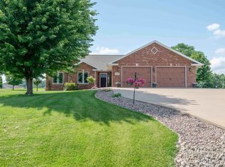 2289 Wedgewood Dr, Dubuque, IA 52002