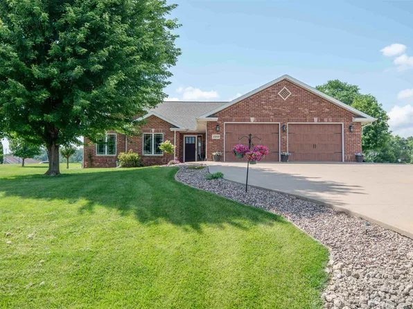 2289 Wedgewood Dr, Dubuque, IA 52002