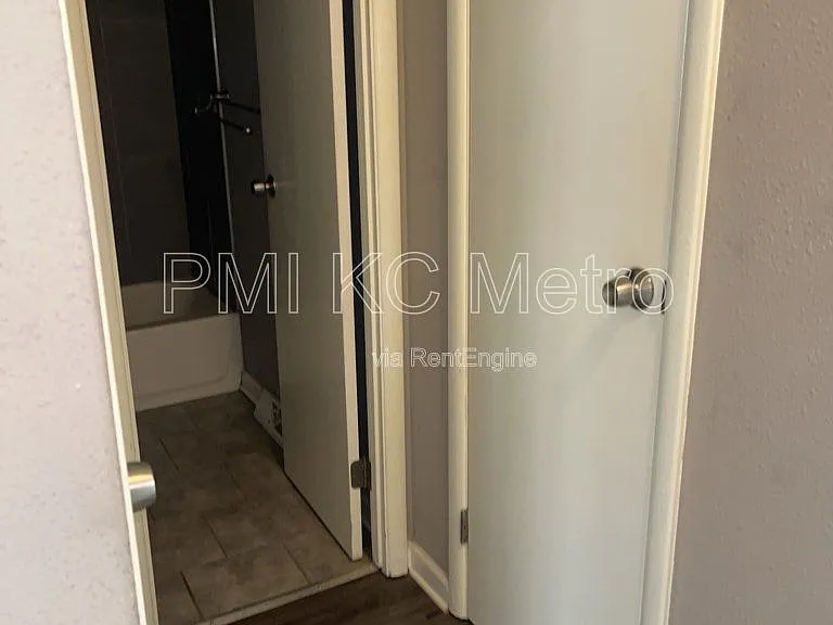 8304 E 110th Ter — Photo 3