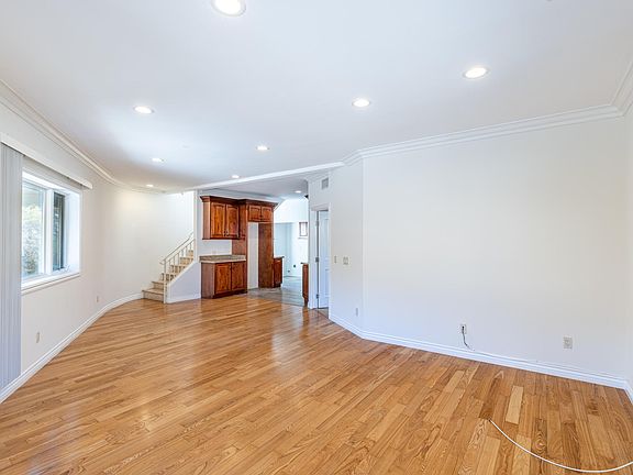 2nd Floor: Living room