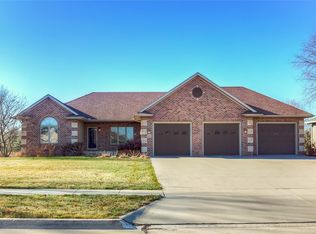 2407 W 10th Ave, Indianola, IA 50125