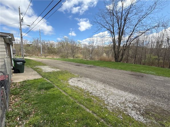 1227 Gorley St, Uhrichsville, OH 44683