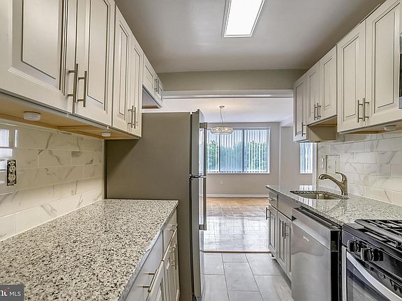 5th image of 10201 Grosvenor Pl APT 1006